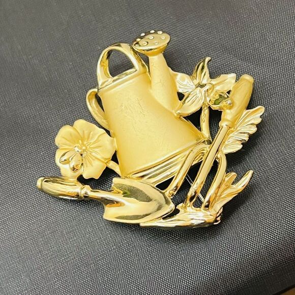 Vintage AJC Satine Gold Tone Gardening Tools Flowers Watering Can Brooch 4080 - Picture 5 of 10
